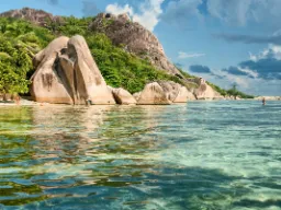 Graniittikalliot &amp; kristallinkirkas vesi – La Digue Island