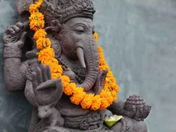 Ganesha-patsas kukkaseppeleellä Ganesha-patsas kukkaseppeleellä