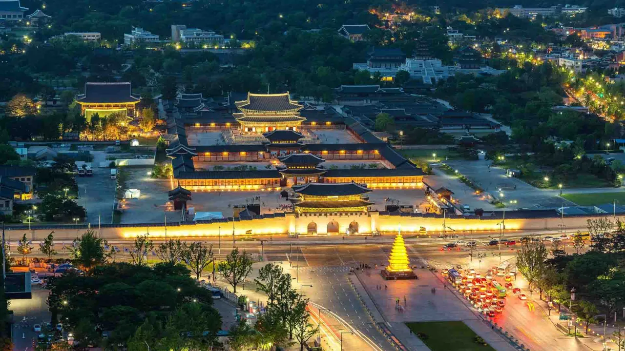 Gyeongbokgung-palatsi Soulissa – kauniisti valaistu illalla Gyeongbokgung-palatsi Soulissa – kauniisti valaistu illalla