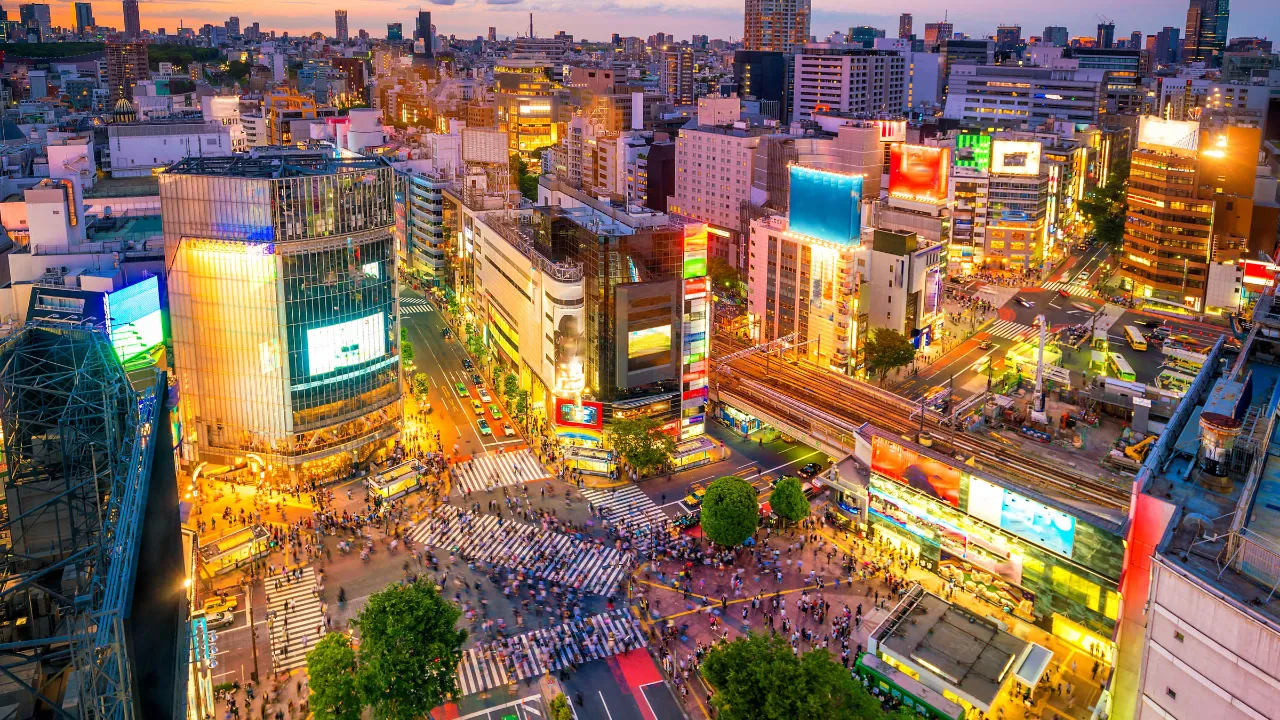 Tokion Shibuya-risteys on täynnä neonvaloja ja suuria näyttöjä Tokion Shibuya-risteys on täynnä neonvaloja ja suuria näyttöjä
