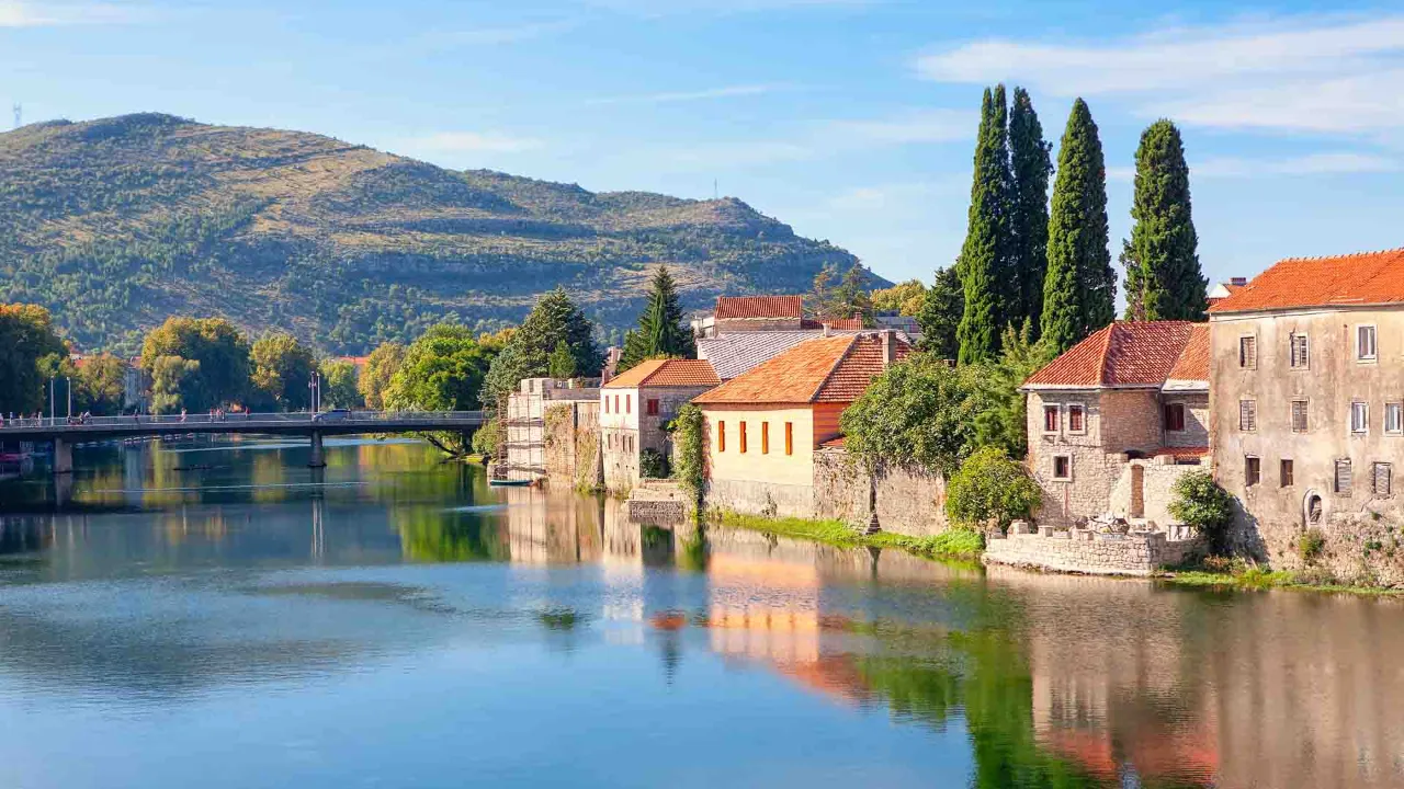 Trebinje – piilotettu helmi Trebišnjica-joen varrella, missä Välimeren tunnelma ja vuorten rauha kohtaavat