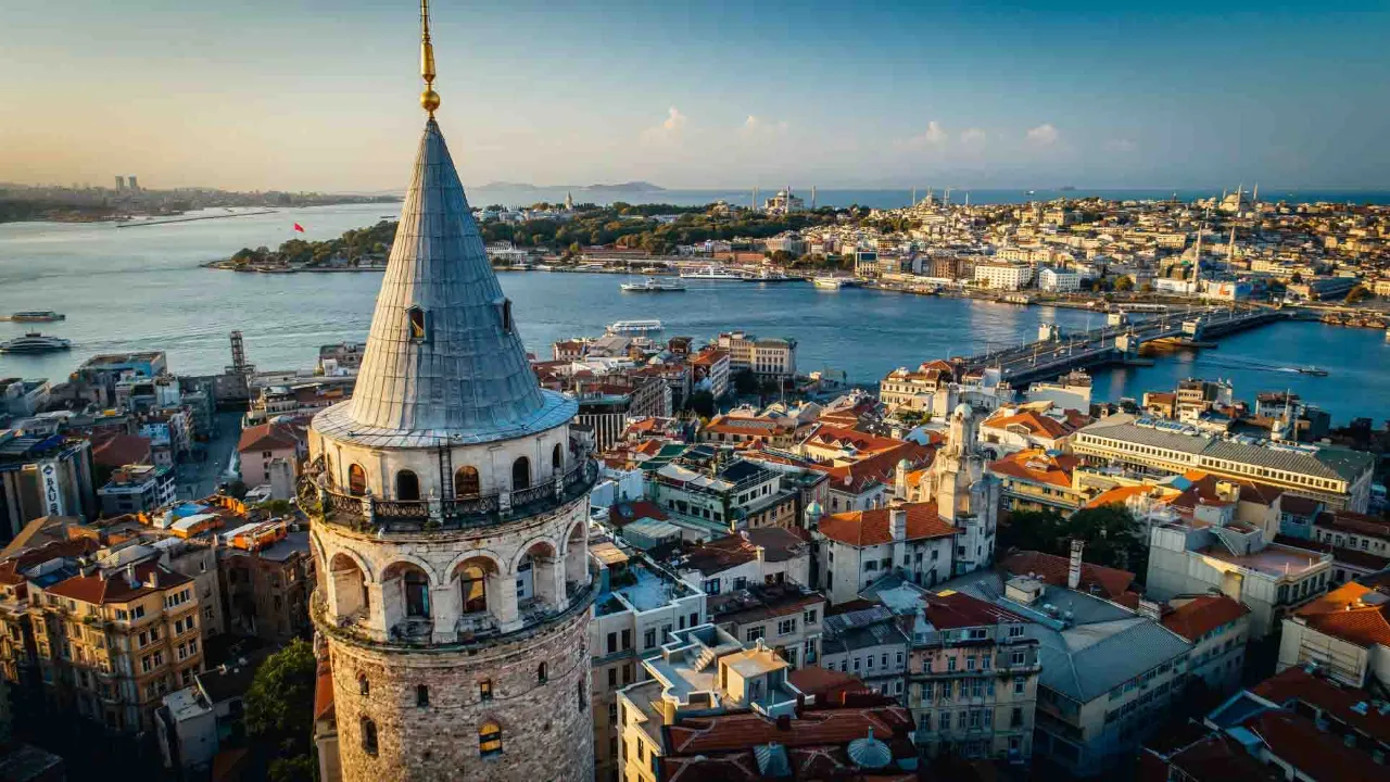Galata-torni näkymällä Galata-sillalle ja Kultaiselle sarvelle