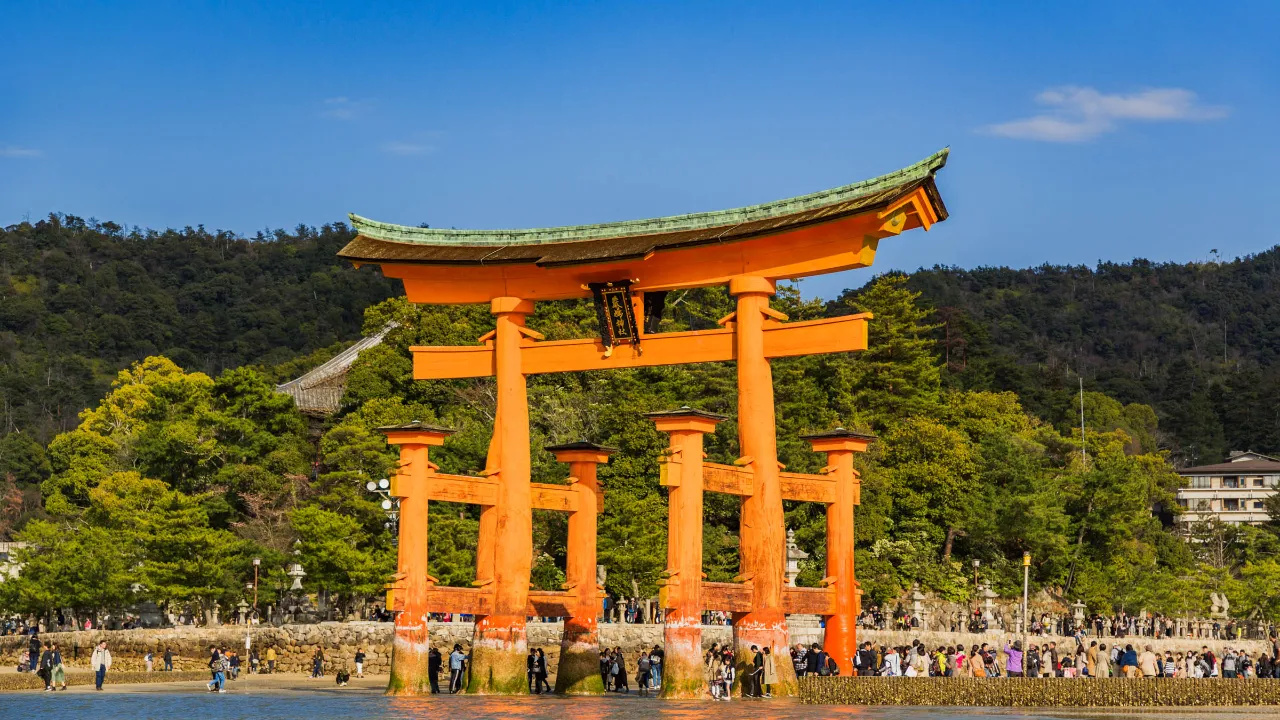 Ikoninen torii-portti Itsukushiman pyhäköllä Miyajimassa Ikoninen torii-portti Itsukushiman pyhäköllä Miyajimassa