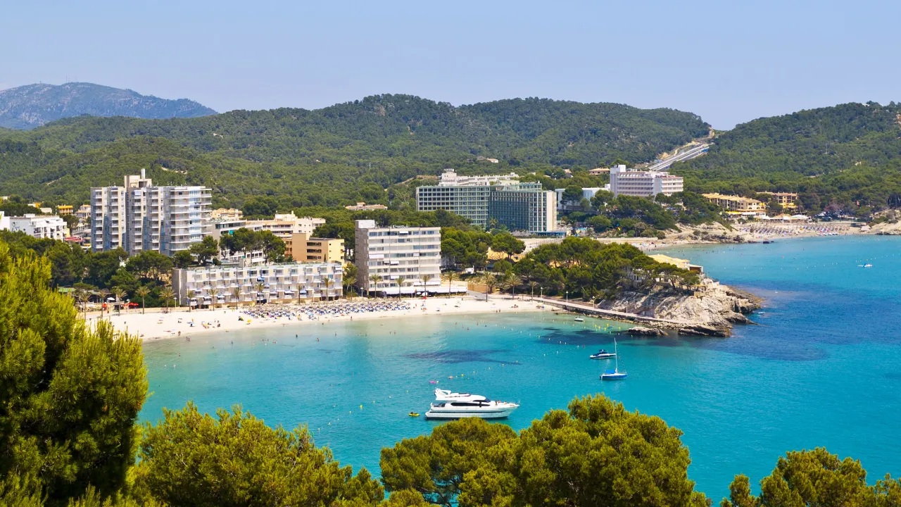 Paguera, jossa on turkoosi vesi ja monia hotelleja Paguera, jossa on turkoosi vesi ja monia hotelleja