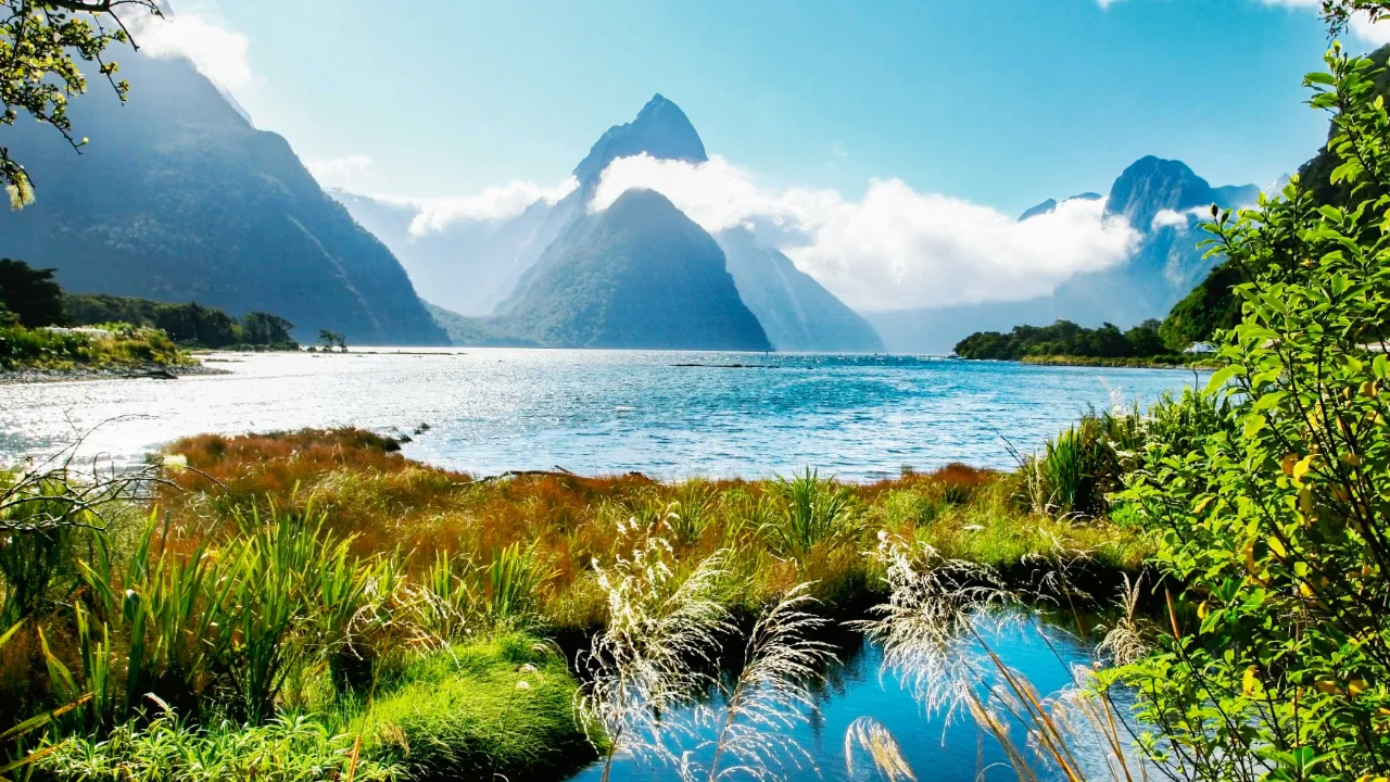 Milford Sound Fiordlandin kansallispuistossa, taustalla Mitre Peak Milford Sound Fiordlandin kansallispuistossa, taustalla Mitre Peak