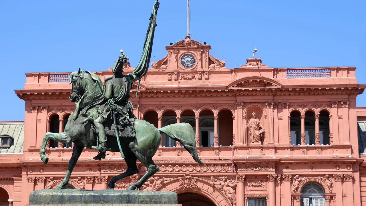 Casa Rosada – tunnettu Juan ja Eva ”Evita” Perónin puheista kansalle Plaza de Mayolla Buenos Airesissa Casa Rosada – tunnettu Juan ja Eva ”Evita” Perónin puheista kansalle Plaza de Mayolla Buenos Airesissa