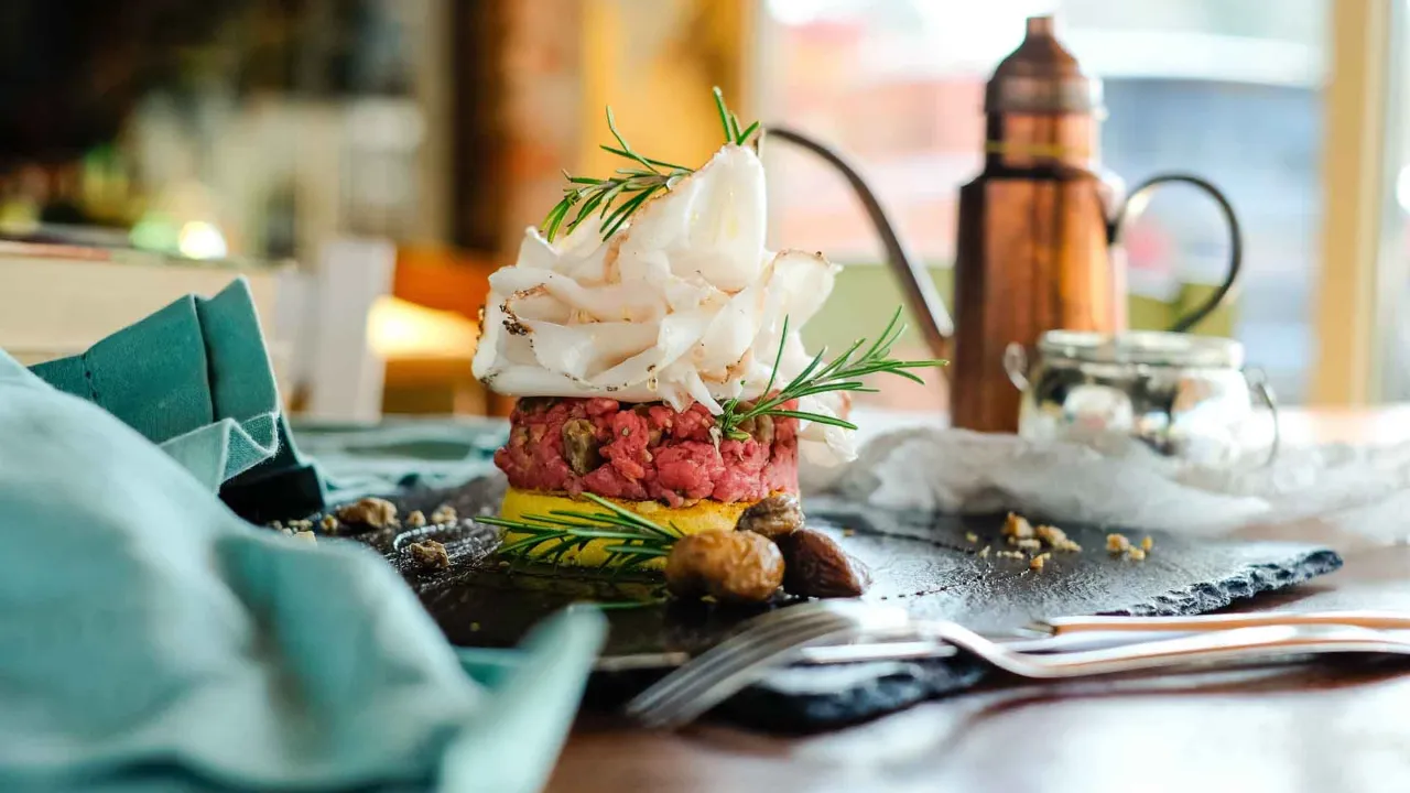 Burger lardon ja tuoreiden yrttien kera Burger lardon ja tuoreiden yrttien kera