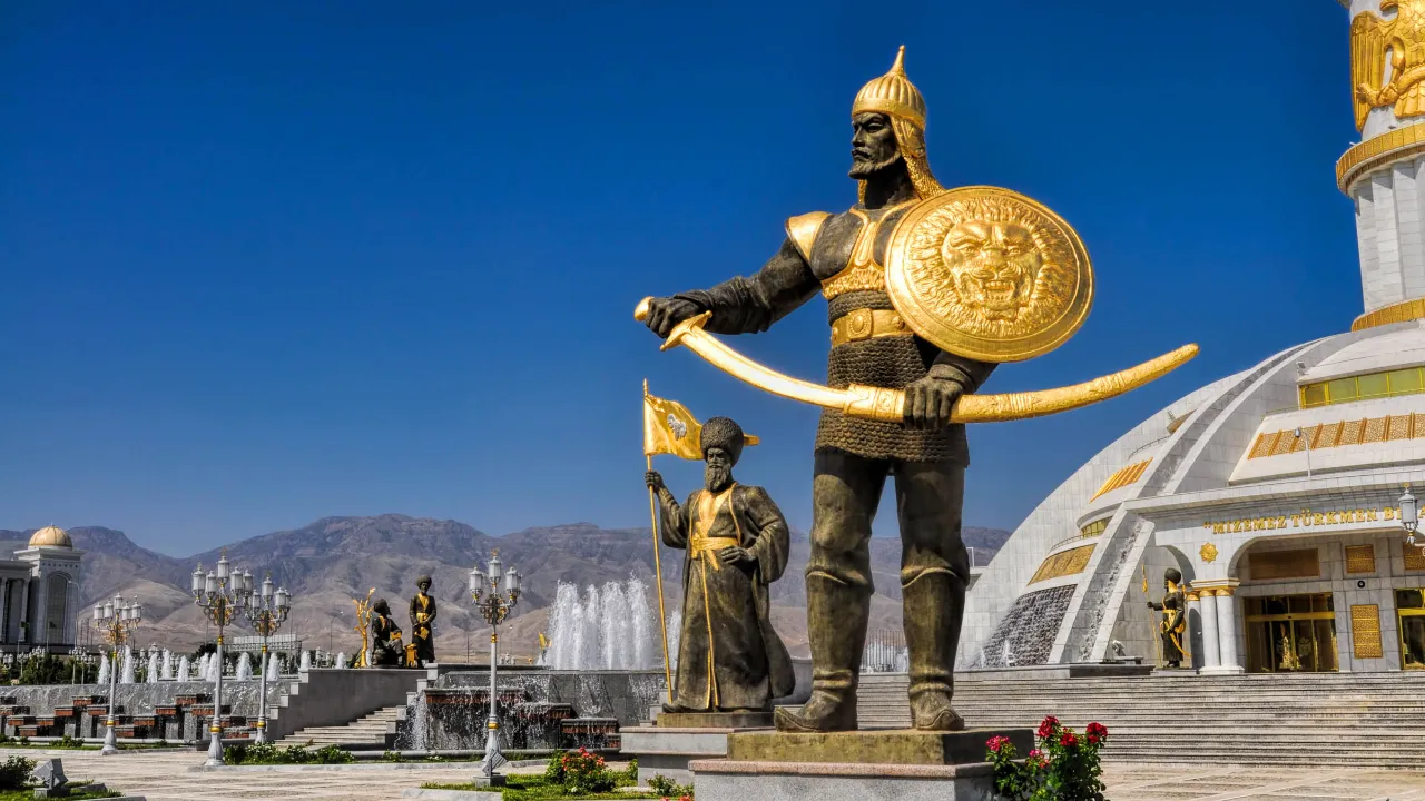 Ašgabat, Turkmenistan – maan itsenäisyyden muistomerkki kultaisine soturipatsaineen Ašgabat, Turkmenistan – maan itsenäisyyden muistomerkki kultaisine soturipatsaineen