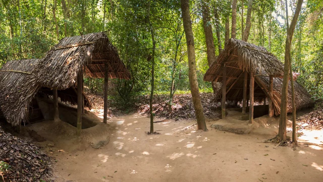 Katettuja sisäänkäyntejä Cu Chi -tunneleihin lähellä Ho Chi Minh Cityä Katettuja sisäänkäyntejä Cu Chi -tunneleihin lähellä Ho Chi Minh Cityä