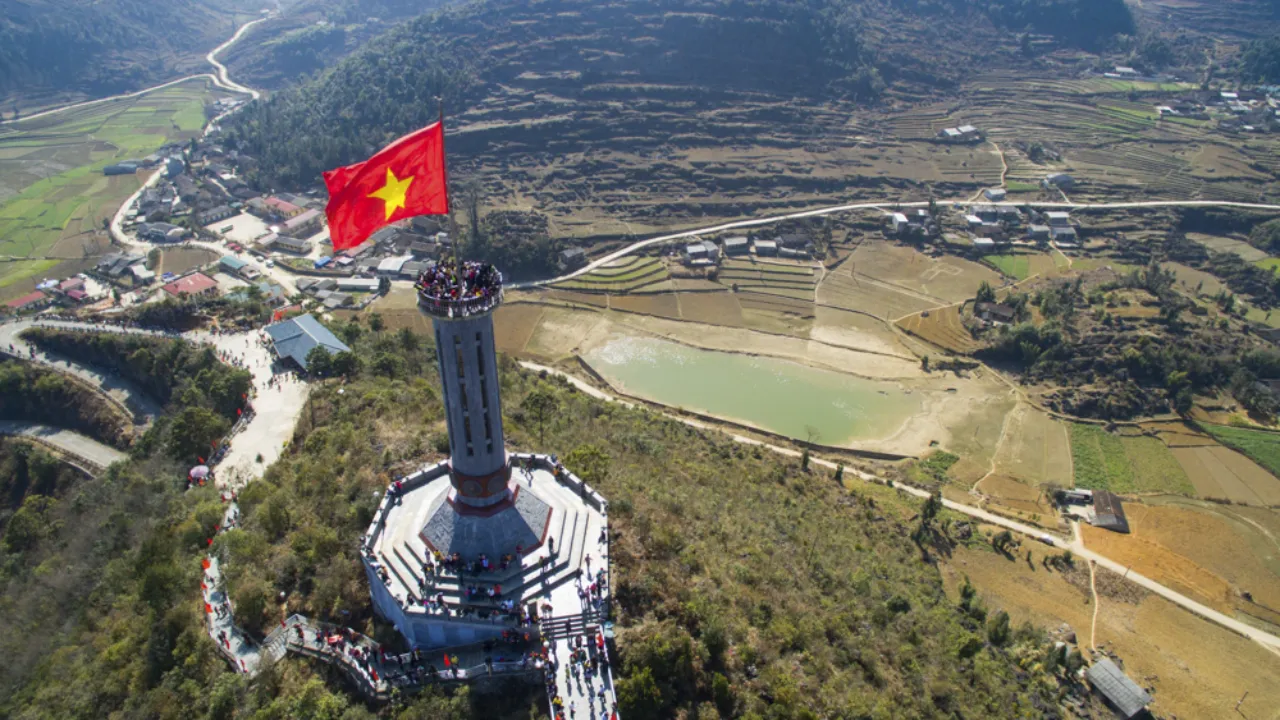 Matkan ”kirjaimellinen kohokohta” on rajatorni Kiinan rajan tuntumassa Matkan ”kirjaimellinen kohokohta” on rajatorni Kiinan rajan tuntumassa