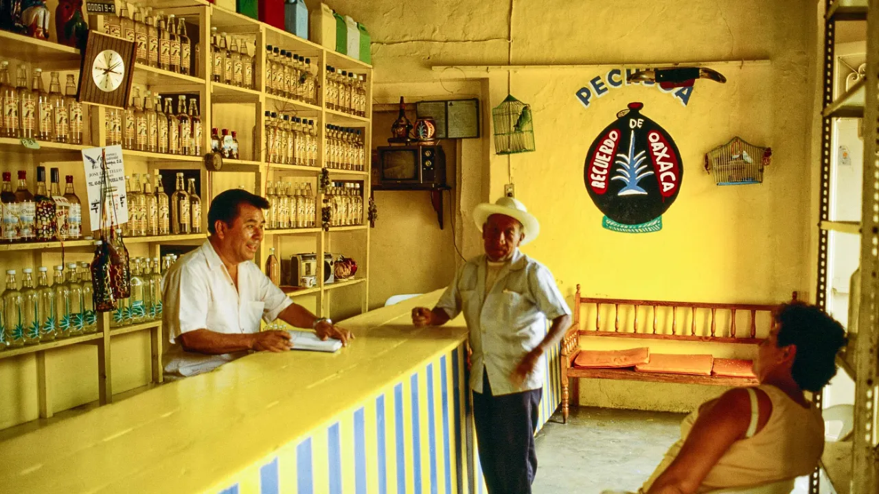 Mezcal-baari paikallisilla erikoisuuksilla