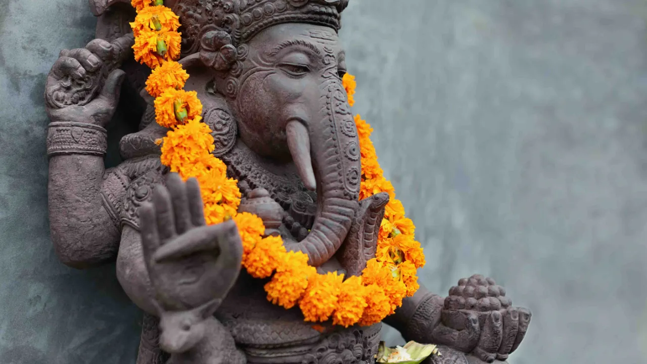 Ganesha-patsas kukkaseppeleellä