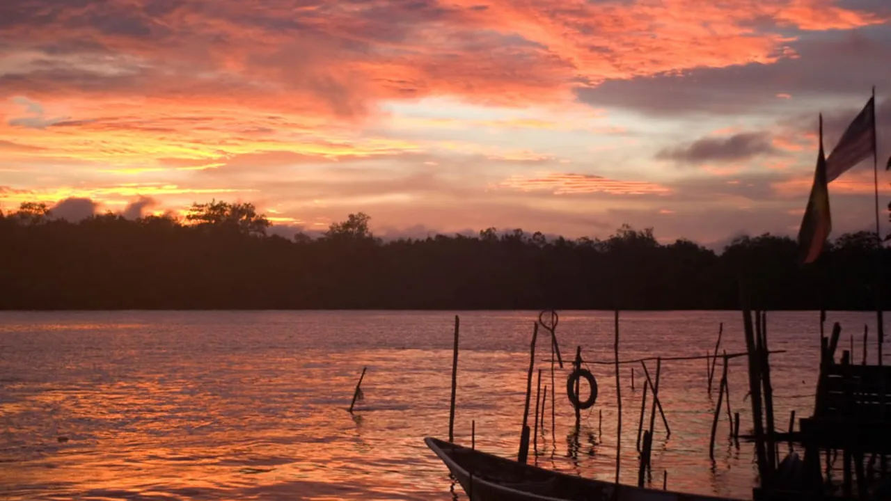 Auringonlasku Santubong-joen yllä Borneolla Auringonlasku Santubong-joen yllä Borneolla