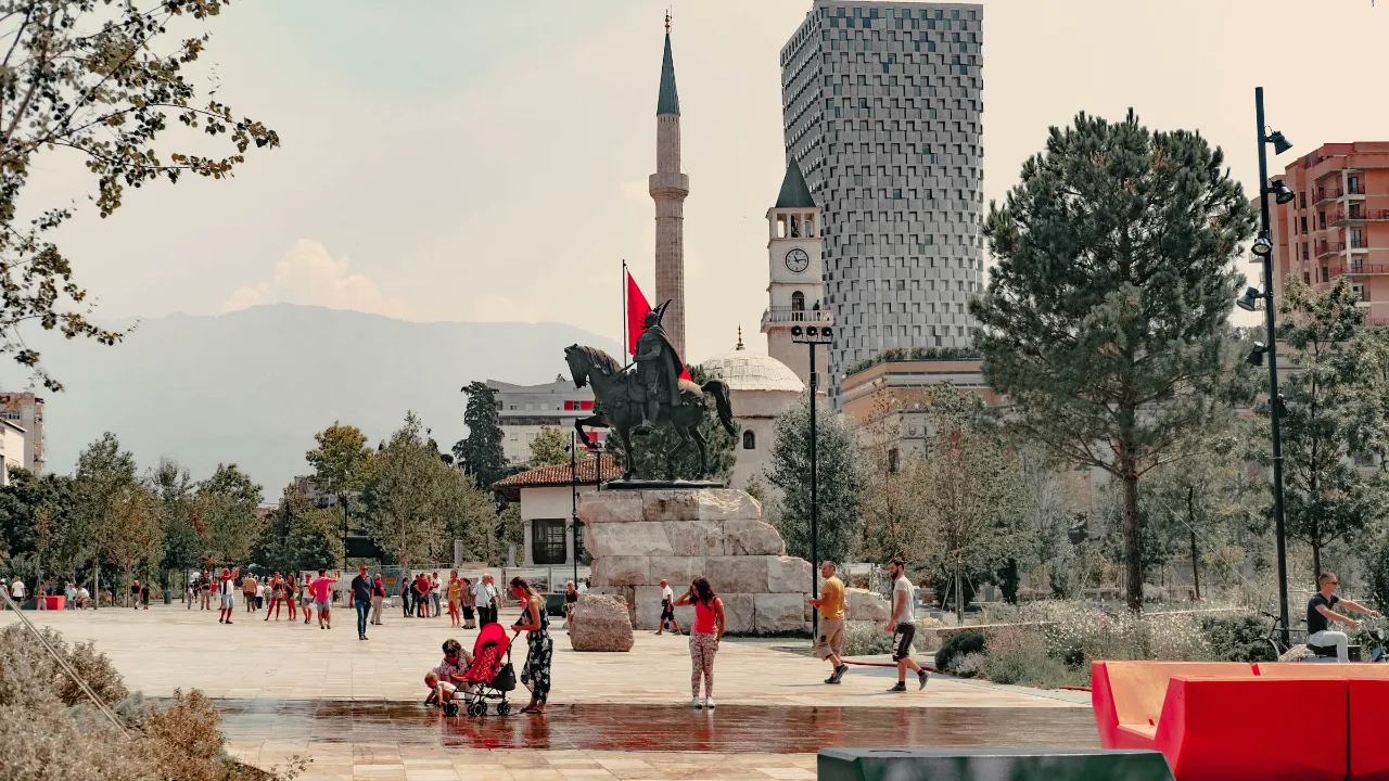 Tirana ja Skanderbegin patsas Tirana ja Skanderbegin patsas