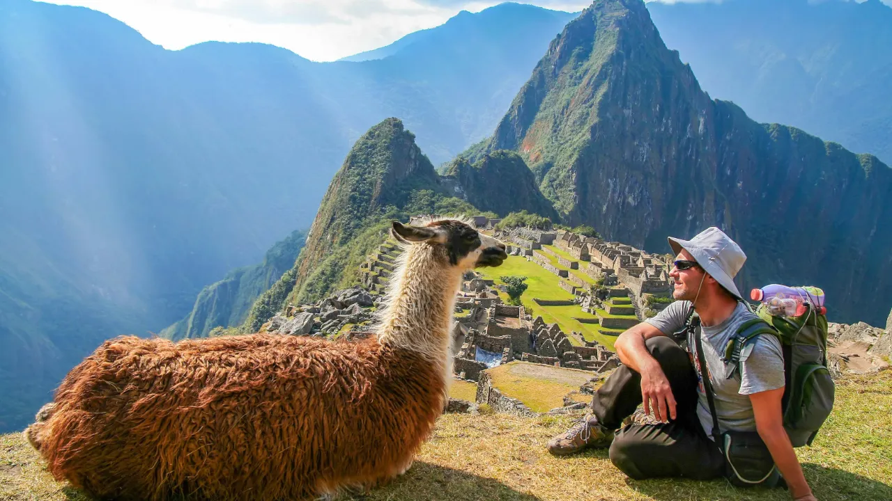 Turisti ja laama nauttivat maisemasta