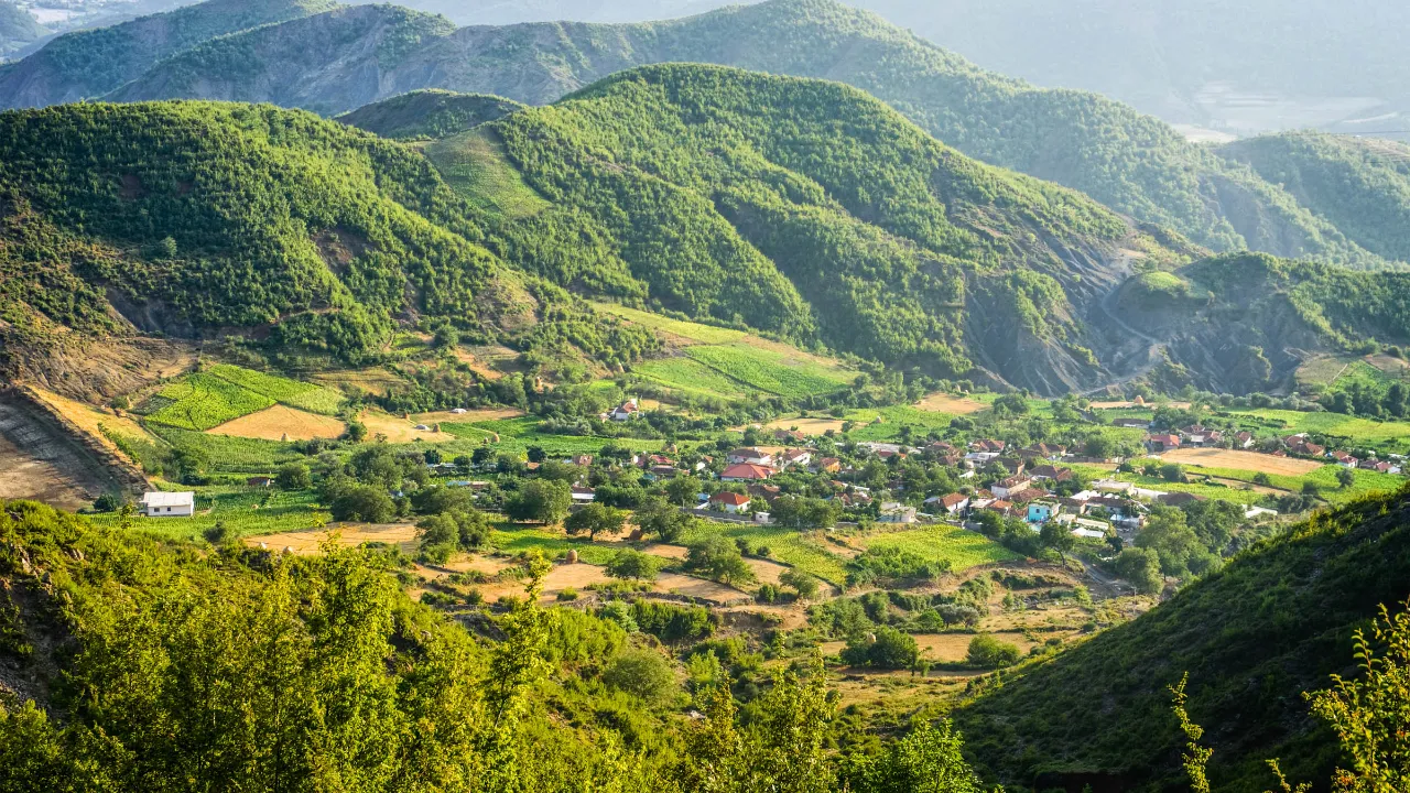 Elbasan, Albania – historiallinen kaupunki, tunnettu ottomaanilinnoituksesta, vanhoista moskeijoista ja elävästä kulttuurista Elbasan, Albania – historiallinen kaupunki, tunnettu ottomaanilinnoituksesta, vanhoista moskeijoista ja elävästä kulttuurista