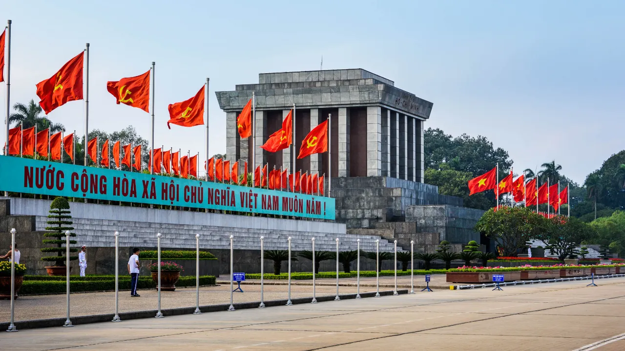 Ho Chi Minhin vaikuttava mausoleumi Hanoissa Ho Chi Minhin vaikuttava mausoleumi Hanoissa