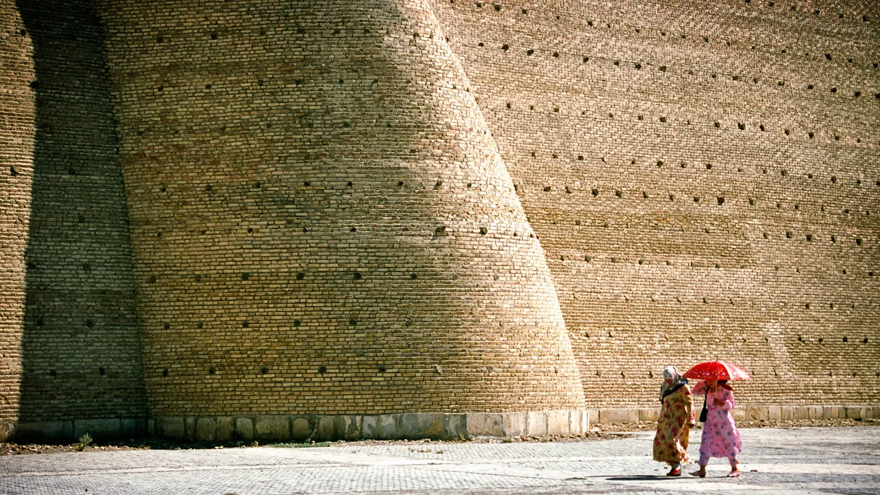 Buhara, Uzbekistan – historiallinen kaupunginmuuri ja ihmisiä etualalla