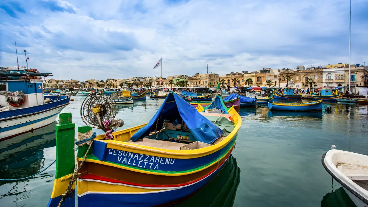 Värikkäät kalastusveneet Marsaxlokkin satamassa Värikkäät kalastusveneet Marsaxlokkin satamassa