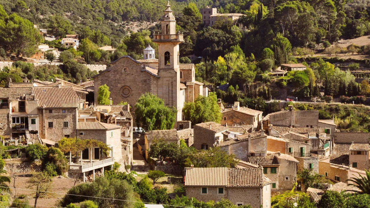 Valldemossa, jossa Chopin asui, on kapeita katuja ja historiallisia rakennuksia