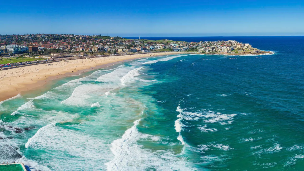 Bondi Beach – tunnettu hyvistä surffiaalloistaan ja kultaisista hiekkarannoistaan Bondi Beach – tunnettu hyvistä surffiaalloistaan ja kultaisista hiekkarannoistaan