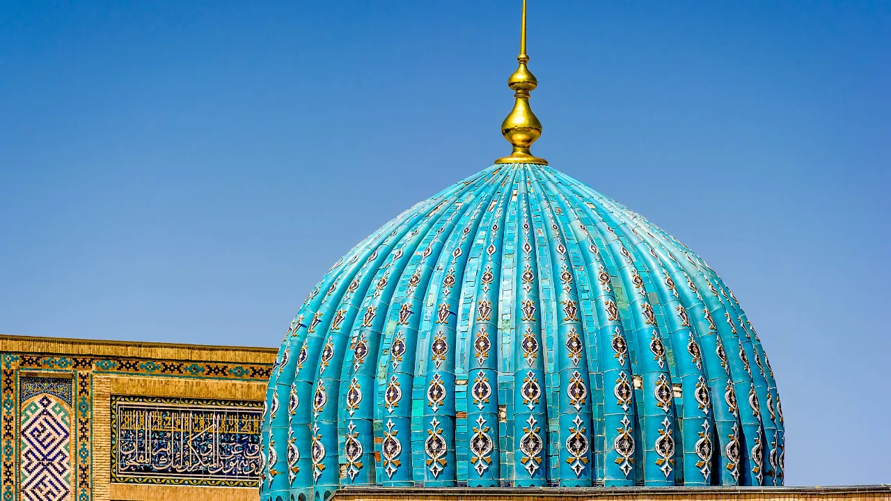 Hazrati Imam -moskeijan tunnusomainen turkoosinsininen, uurrettu kupoli Taškentissa, Uzbekistanissa
