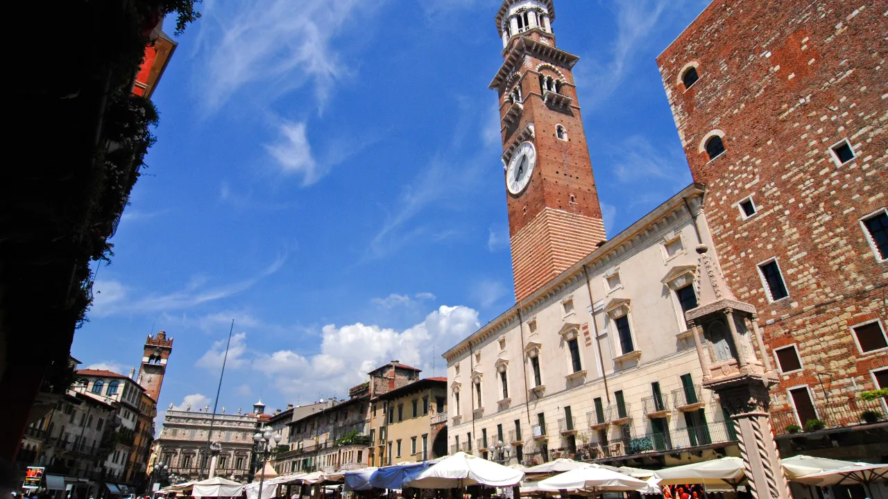 Piazza delle Erbe Veronassa, taustalla historiallinen Lamberti-torni ja Palazzo della Ragione Piazza delle Erbe Veronassa, taustalla historiallinen Lamberti-torni ja Palazzo della Ragione