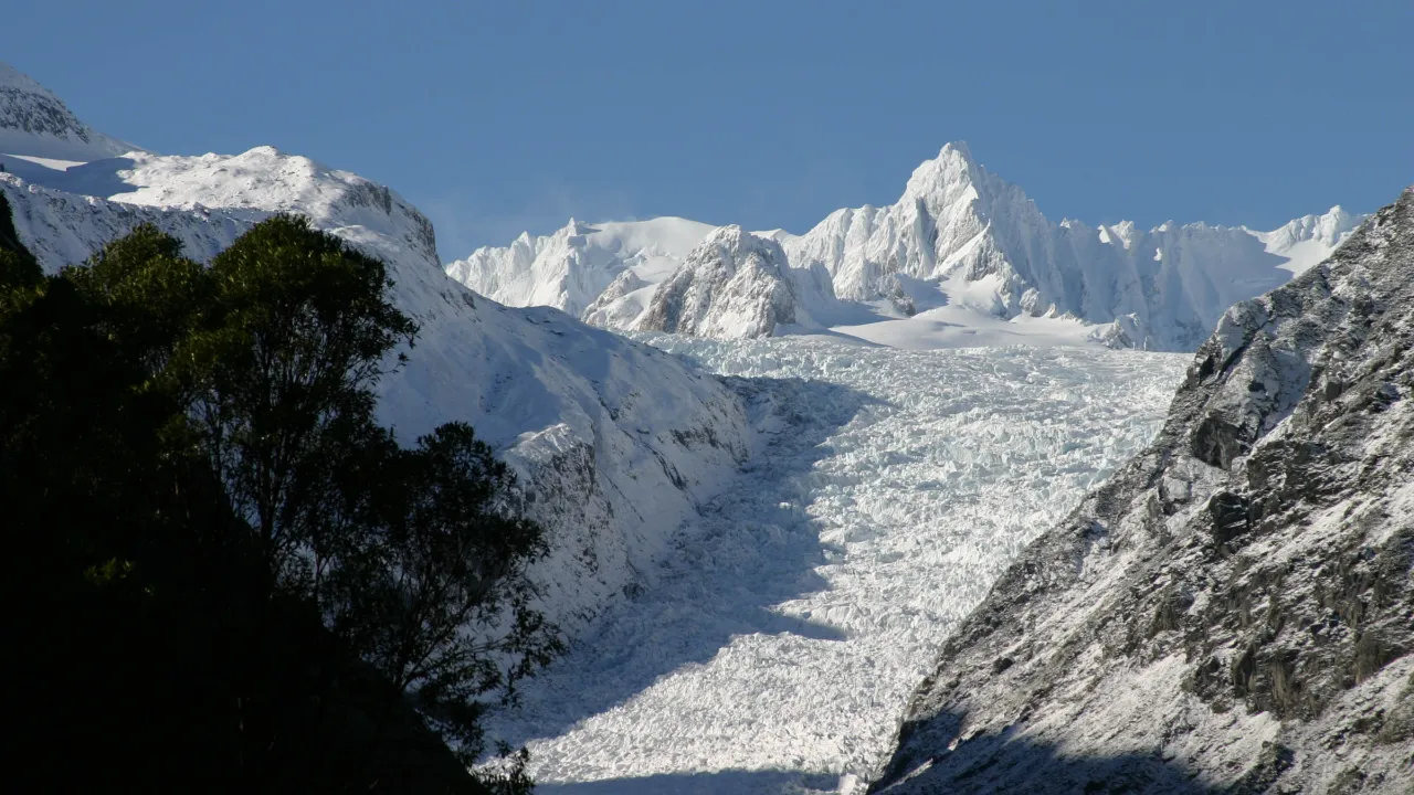 Franz Josef -jäätikkö on noin 12 km pitkä Franz Josef -jäätikkö on noin 12 km pitkä