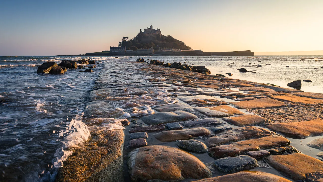 St. Michael’s Mount – vuorovesisaari, jossa on keskiaikainen linna ja yhteys mantereelle vain laskuveden aikaan St. Michael’s Mount – vuorovesisaari, jossa on keskiaikainen linna ja yhteys mantereelle vain laskuveden aikaan