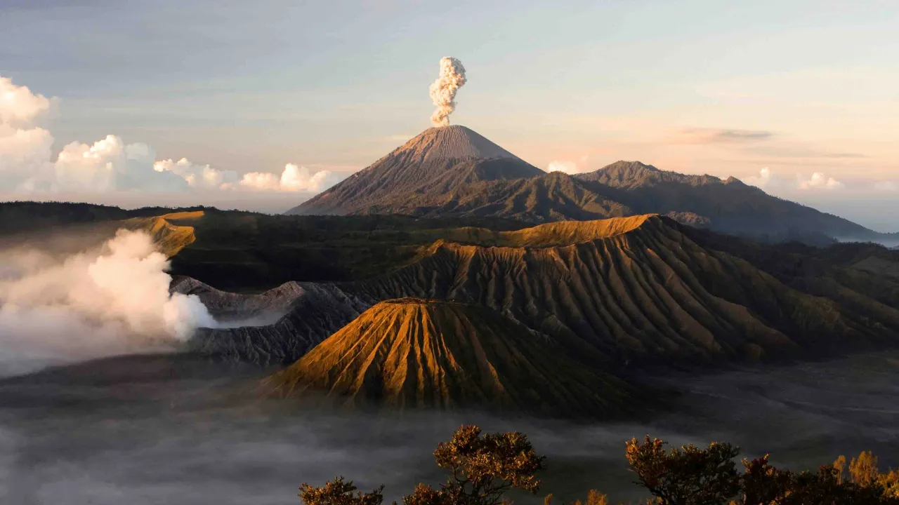 Tulivuoria sumussa ja kultaisessa aamunvalossa – Mount Bromo Tulivuoria sumussa ja kultaisessa aamunvalossa – Mount Bromo