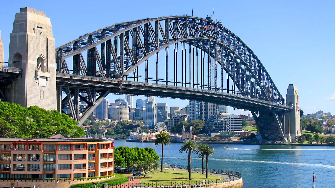 Sydney Harbour Bridge yhdistää Sydneyn keskustan North Shoreen Sydney Harbour Bridge yhdistää Sydneyn keskustan North Shoreen