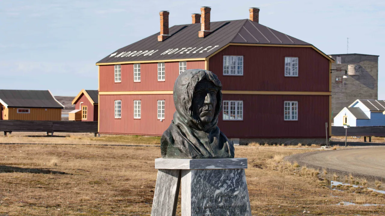 Naparetkikunta­tutkija Roald Amundsen:n rintakuva Ny-Ålesundissa