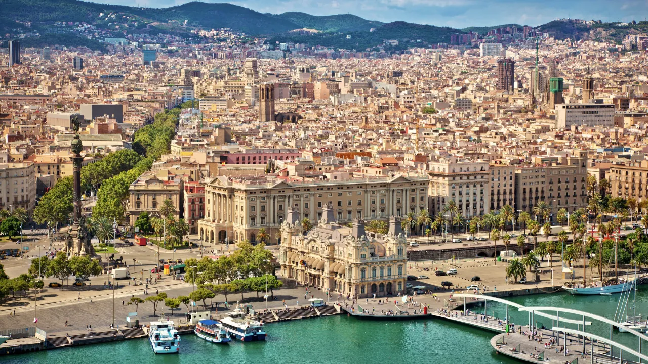Port Vell ja Kolumbuksen patsas Ramblan päässä Barcelonassa Port Vell ja Kolumbuksen patsas Ramblan päässä Barcelonassa