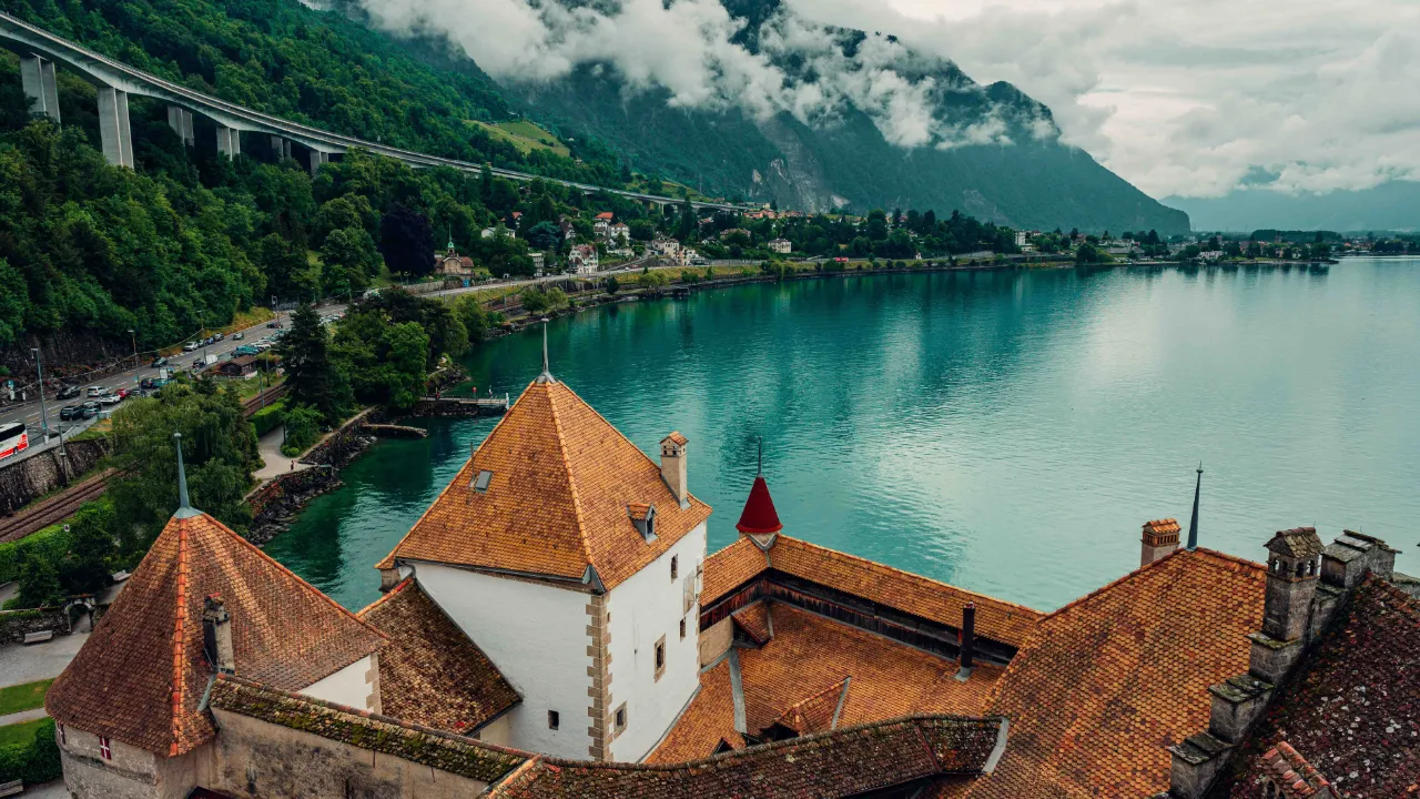 Näkymä Chillonin linnasta Genevenjärvelle
