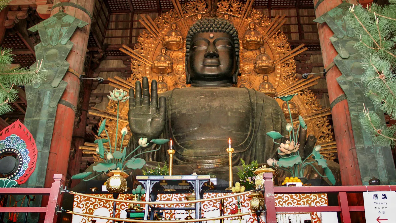 Suuri Buddha Tōdai-jin temppelissä Narassa Suuri Buddha Tōdai-jin temppelissä Narassa