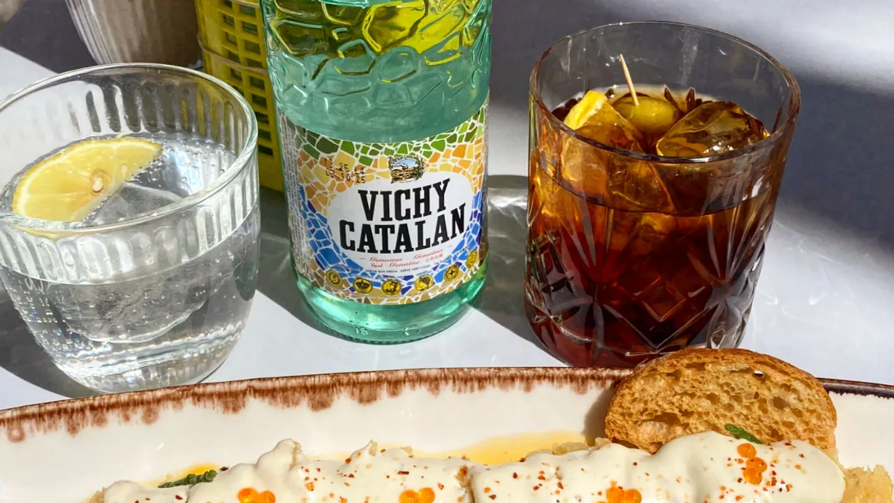 Tämä yhdistelmä vermuttia + tapaksia + Vichy Catalan on hyvin tyypillinen Katalonian ruokailu- ja aperitiivikulttuurille Tämä yhdistelmä vermuttia + tapaksia + Vichy Catalan on hyvin tyypillinen Katalonian ruokailu- ja aperitiivikulttuurille