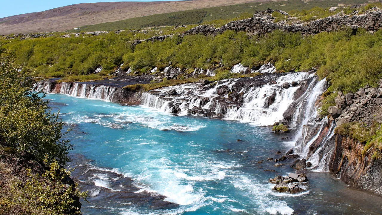 Hraunfossarista on näkymä Langjökullin jäätikköalueelle