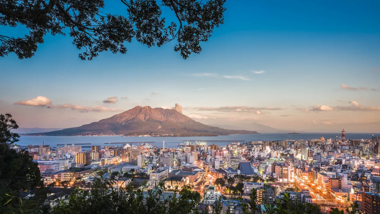 Kagoshima ja vaikuttava Sakurajima-tulivuori taustalla