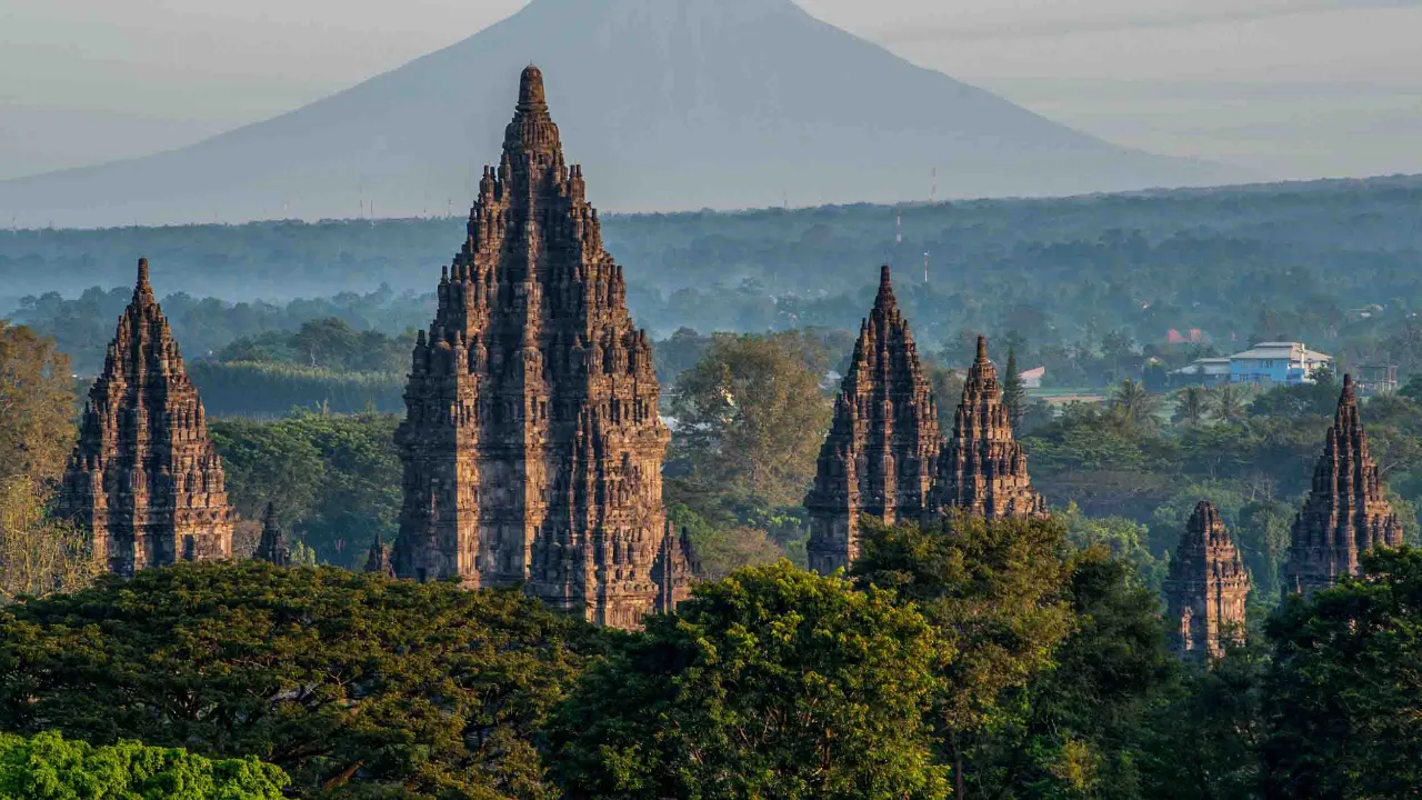 Prambanan-temppeli Keski-Jaavalla Merapi-tulivuori taustalla Prambanan-temppeli Keski-Jaavalla Merapi-tulivuori taustalla