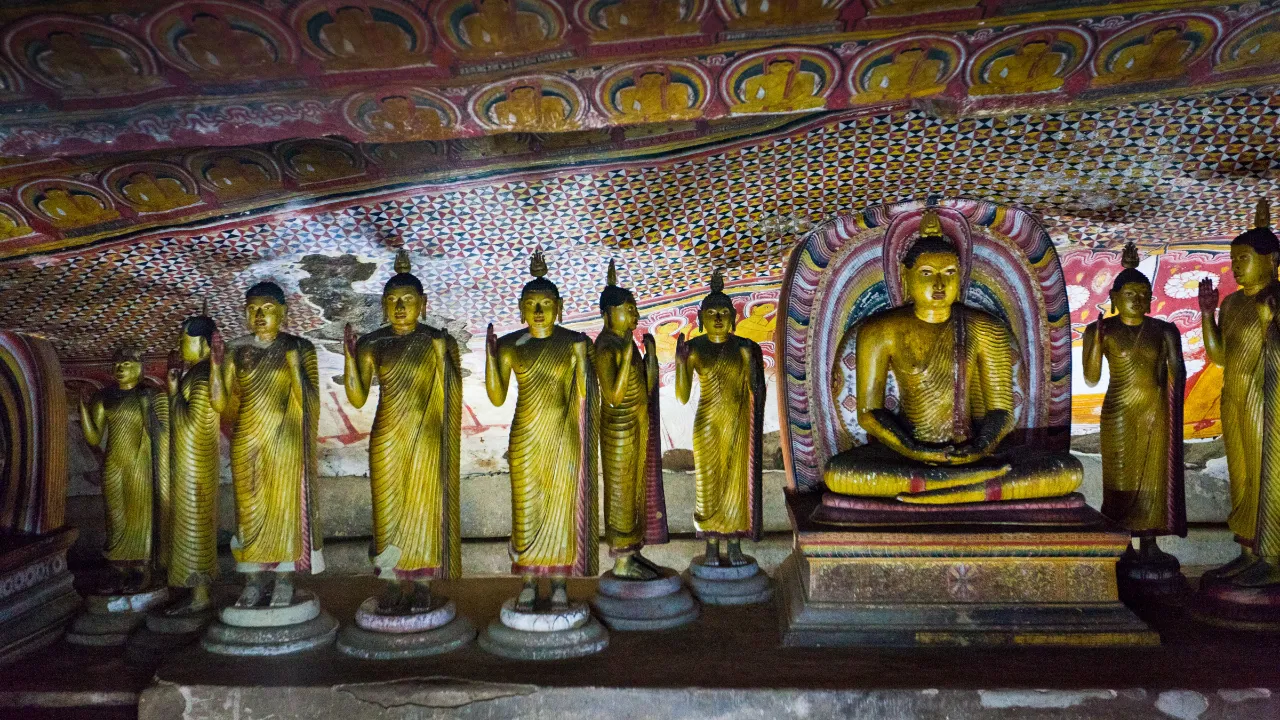 Buddha-patsaat Dambullan luolatemppelissä Buddha-patsaat Dambullan luolatemppelissä