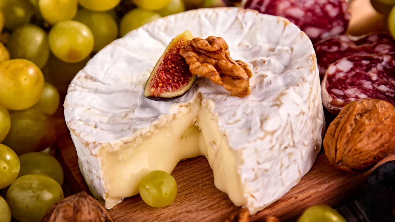 Aito camembert valmistetaan käsin Normandian lehmänmaidosta Aito camembert valmistetaan käsin Normandian lehmänmaidosta