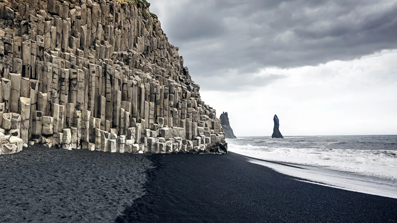 Kaunis musta hiekkaranta Reynisfjara Dyrhólaeyssä