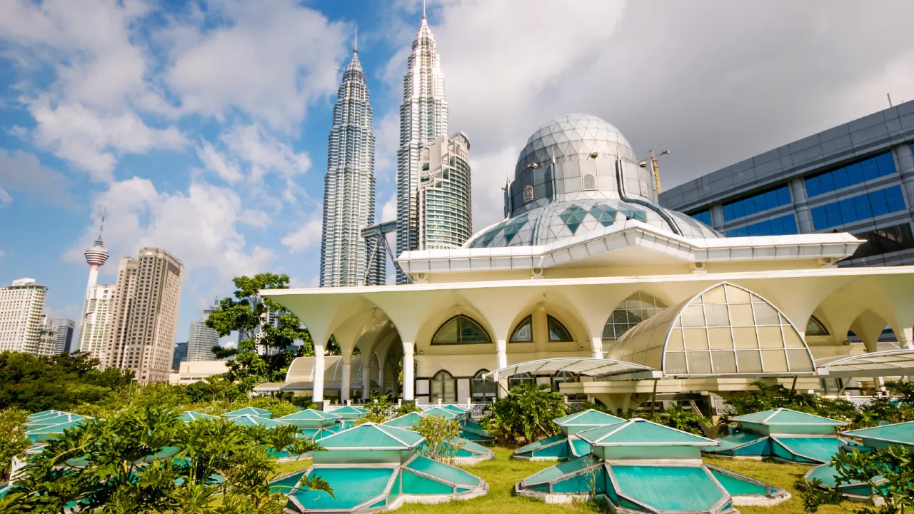 Masjid As-Syakirin -moskeija Petronas Towersin taustalla Kuala Lumpurissa Masjid As-Syakirin -moskeija Petronas Towersin taustalla Kuala Lumpurissa