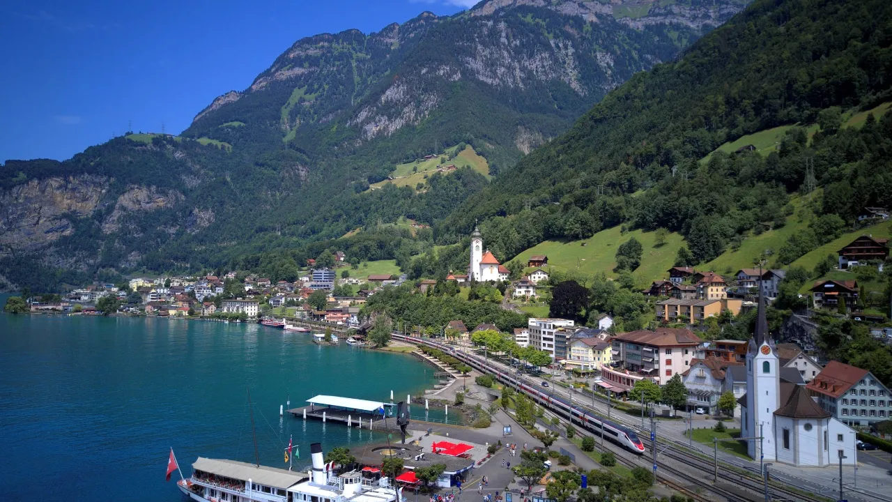 Flüelen Vierwaldstätterseen rannalla Flüelen Vierwaldstätterseen rannalla