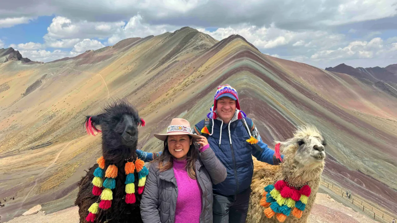 Koristellut laamat värikkäällä Rainbow Mountainilla Koristellut laamat värikkäällä Rainbow Mountainilla