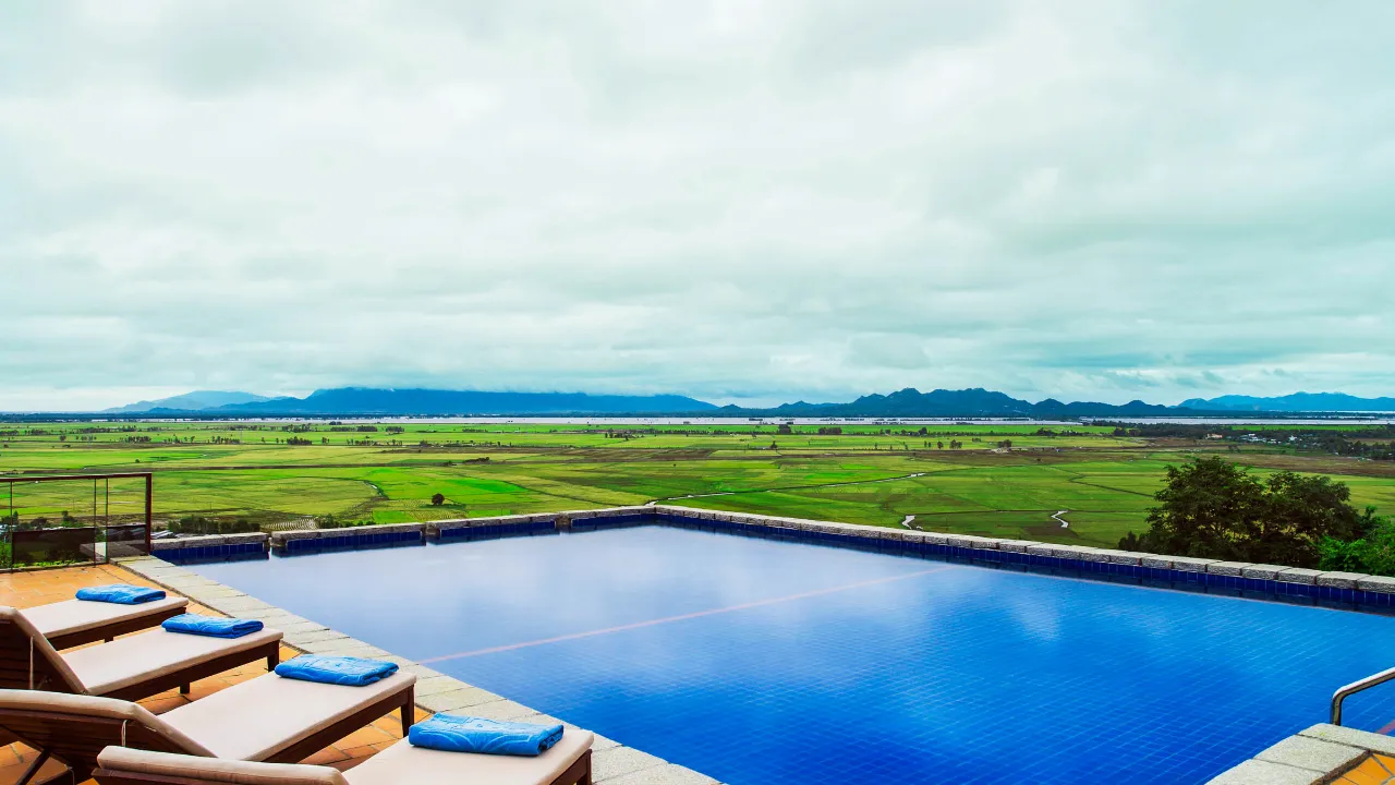 Yövymme uudessa Victoria Nui Sam Lodge -hotellissa Chau Docissa Yövymme uudessa Victoria Nui Sam Lodge -hotellissa Chau Docissa