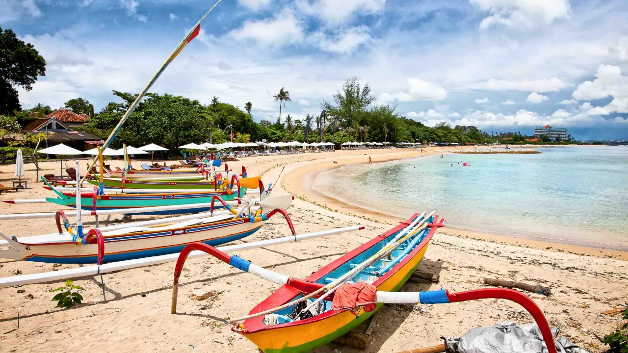 Perinteisiä kalastusveneitä Sanur Beachilla Balilla