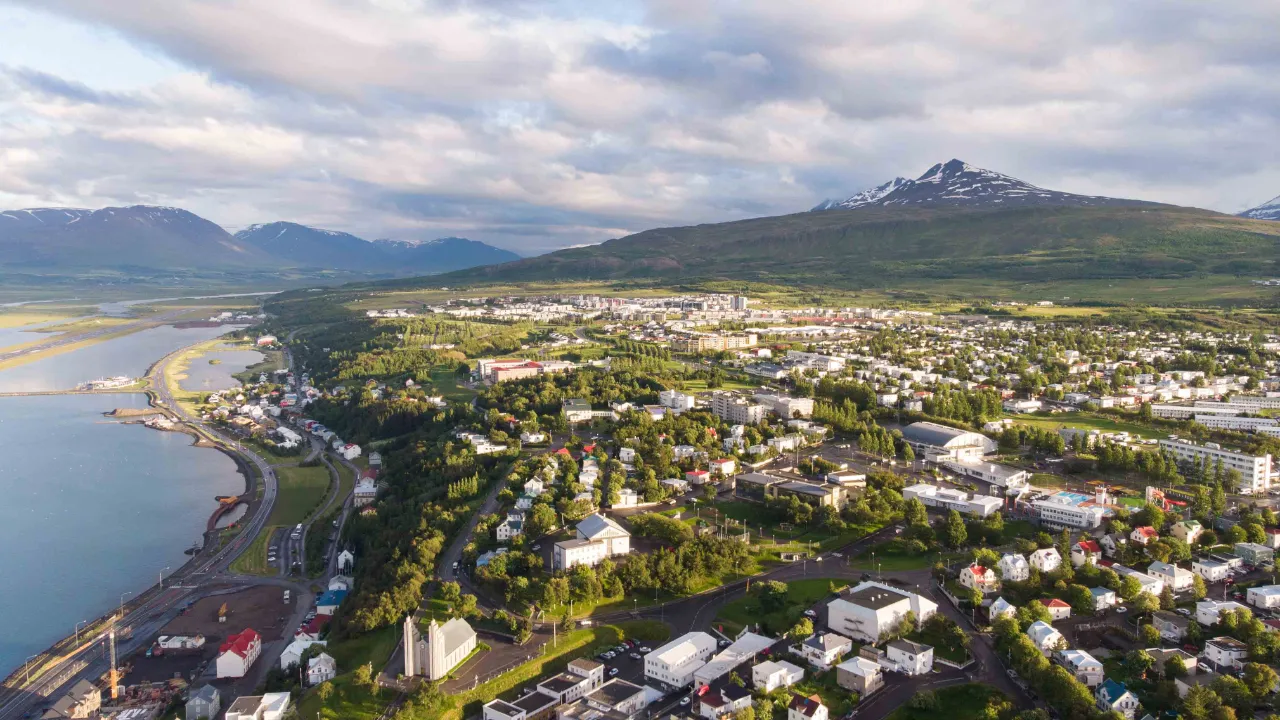 Akureyri on Islannin toiseksi suurin kaupunki ja tärkeä kaupan, kalastuksen ja matkailun keskus maan pohjoisosassa
