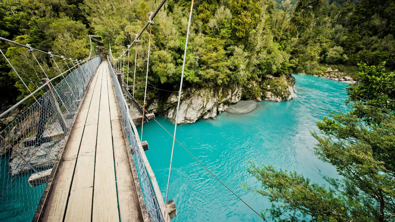 Hokitika Gorge riippusilta turkoosin Hokitika Gorge -rotkon yli Hokitika Gorge riippusilta turkoosin Hokitika Gorge -rotkon yli
