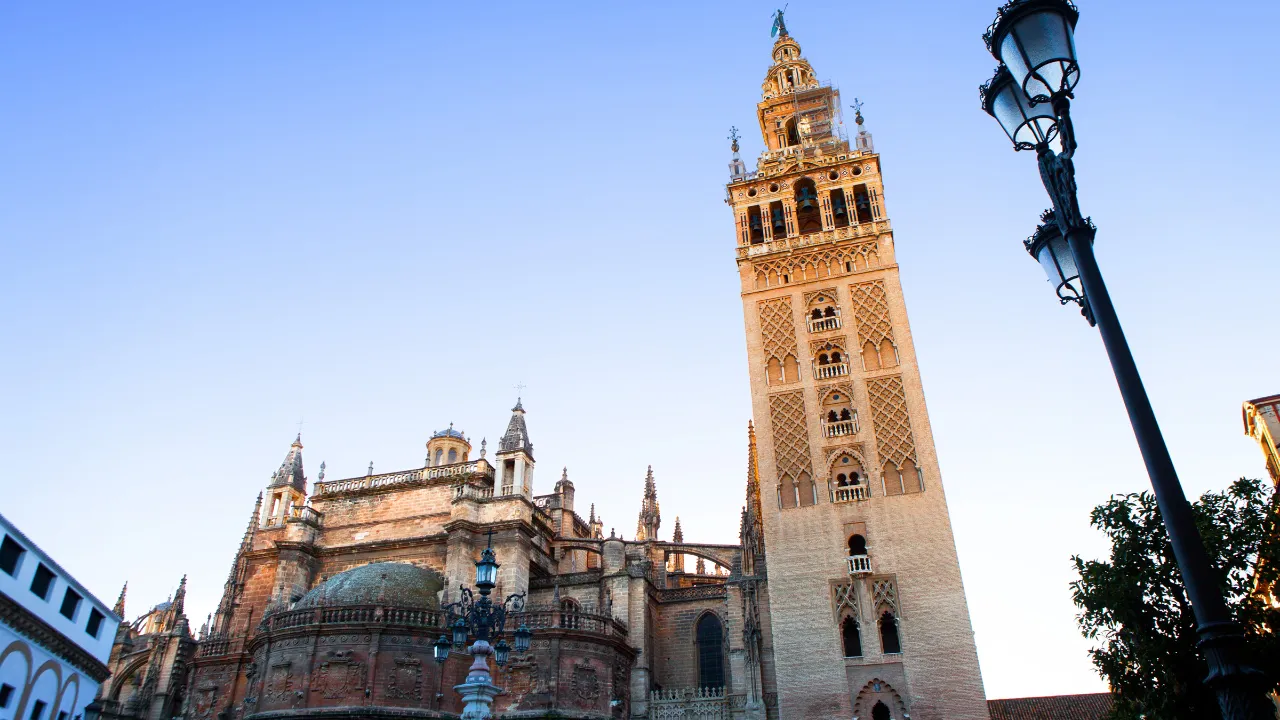 Sevillan katedraali ja La Giralda -kellotorni, joka oli alun perin minareetti Sevillan katedraali ja La Giralda -kellotorni, joka oli alun perin minareetti